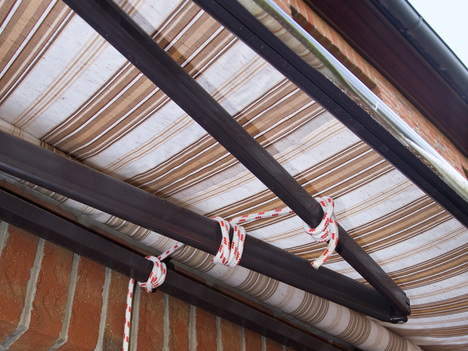 sangle des bras du store banne lors du rentoilage