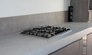 Un plan de travail de cuisine rénové en béton ciré