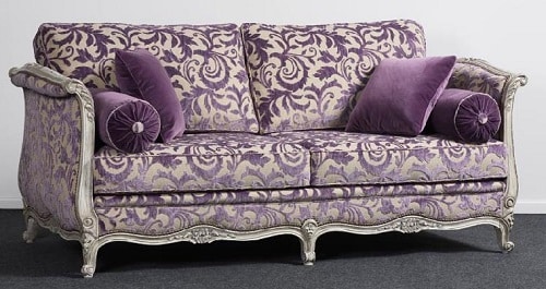 Un canapé style Louis XV, l