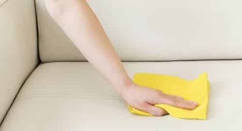 Nettoyer un canapé cuir