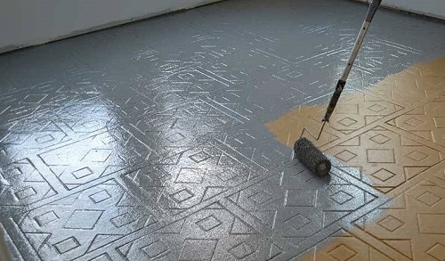 Application de la peinture carrelage au sol