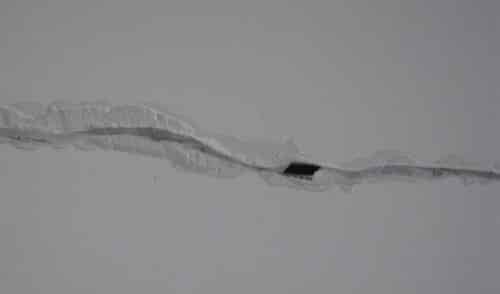 Élargissement de la fissure à reboucher sur un plafond plâtre