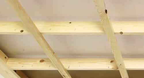 Une ossature en bois pour poser le lambris plafond