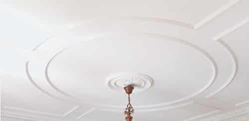 Un plafond plâtre avec une décoration simple