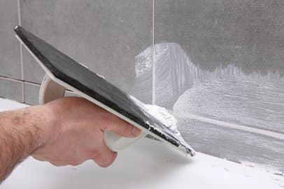 Pose carrelage mural : réalisation des joints