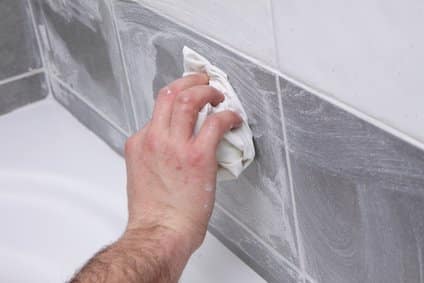 Pose carrelage mural : nettoyage après réalisation des joints