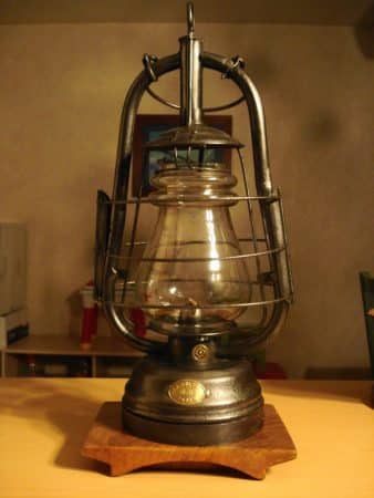 Lampe ancienne à pétrole dite lampe tempête