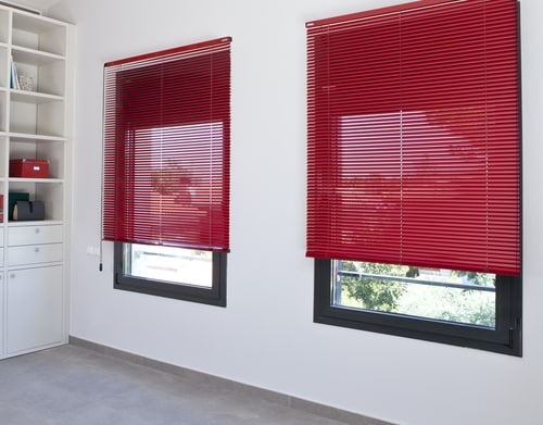 Store intérieur : vénitien de couleur rouge