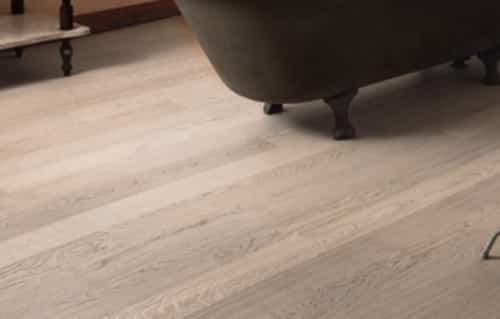 Sol salle de bain : parquet en bois