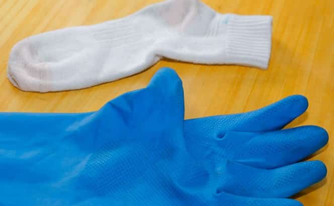 Gant ou chaussette pour nettoyer un store vénitien
