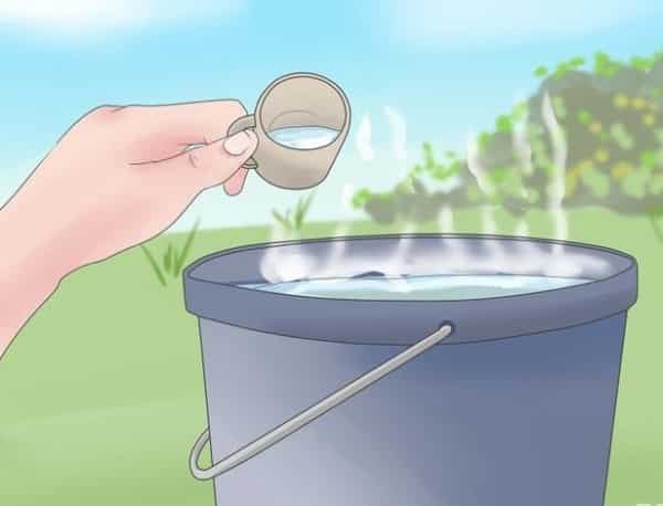Solution d'eau chaude et de liquide-vaisselle