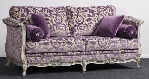 Un canapé style Louis XV, l'ancêtre de notre canapé d'angle actuel