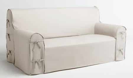 Une housse de canapé pour protéger les meubles