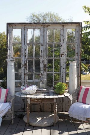 Une vieille fenêtre pour votre décoration jardin