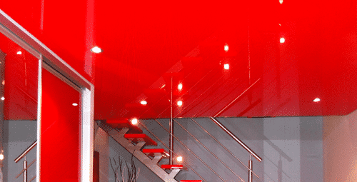 Faux plafond de type tendu de couleur rouge